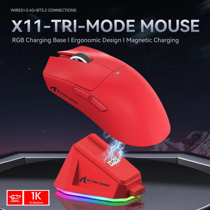 Attack Shark X11 tri-mode gamingmus med magnetisk laddningsdocka, PixArt PAW3311-sensor, 22K DPI, BT/2.4Ghz/trådbunden, för PC/MAC