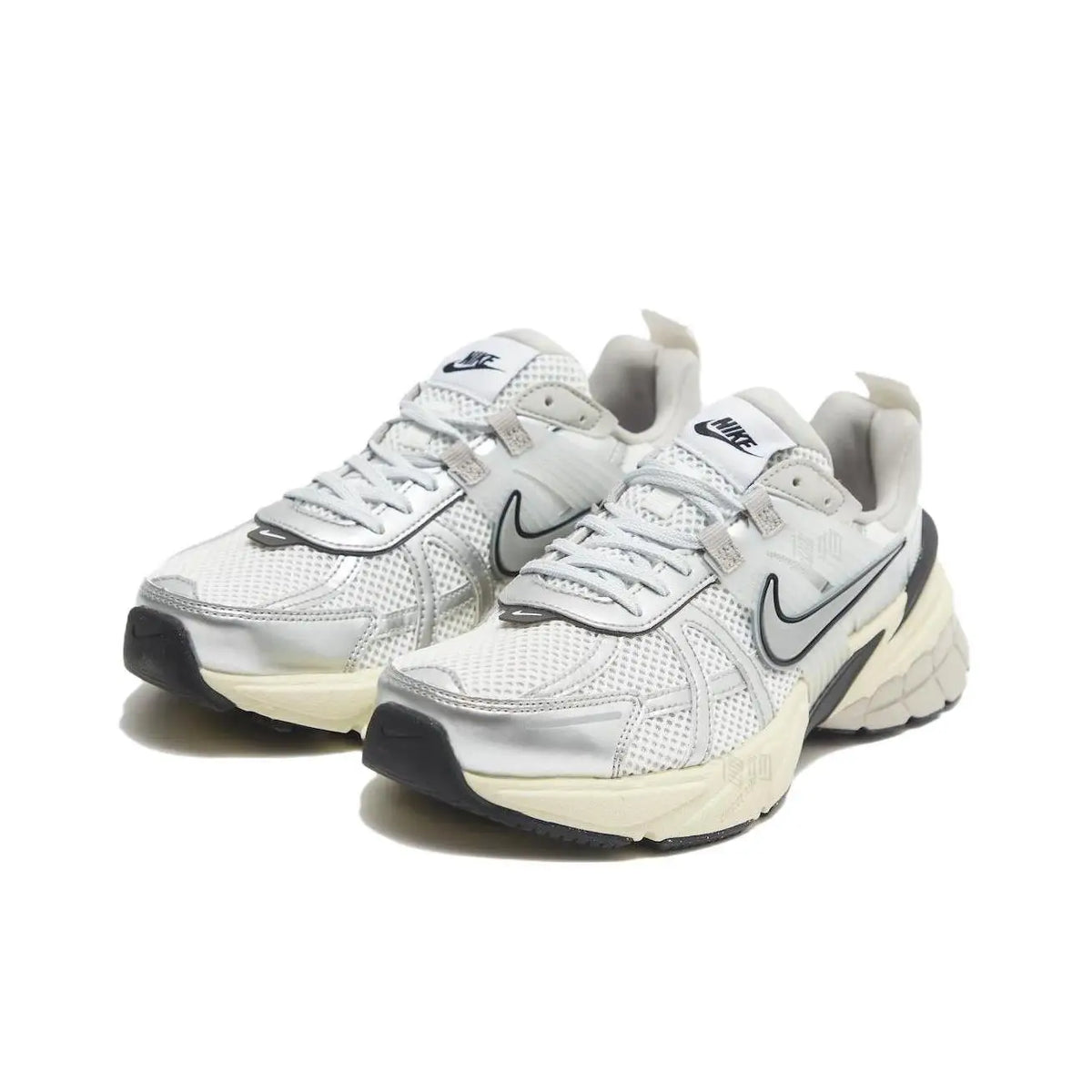 Tekaske copate Nike V2K Run Retro Udobna blaženje in trpežna konstrukcija Unisex vsakdanji casual stil FD0736-100