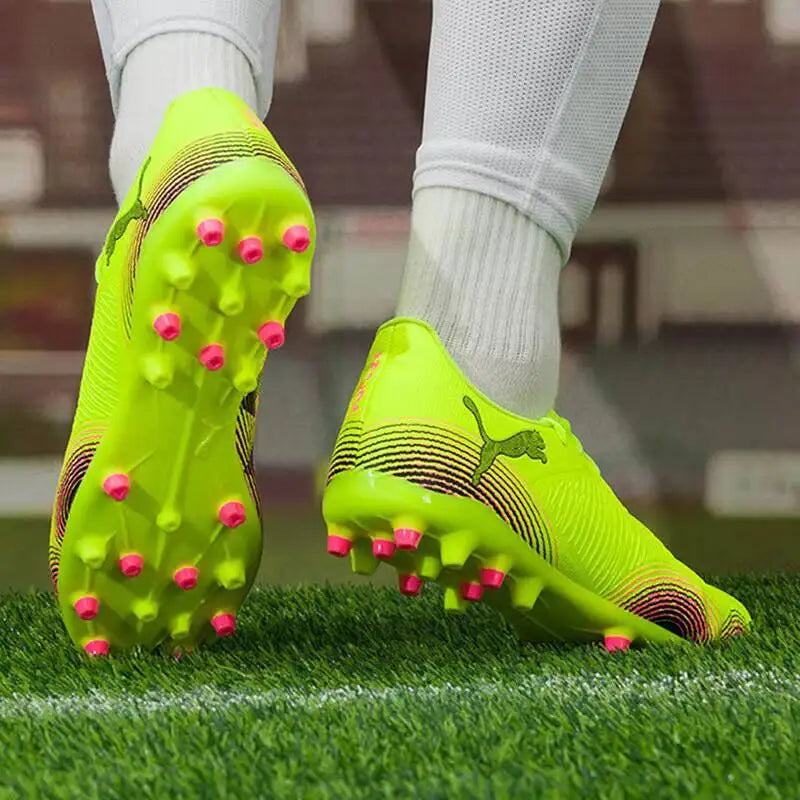PUMA moški nogometni čevlji z žeblji MG 108376-03 iz sintetičnega usnja s teksturo za boljši nadzor