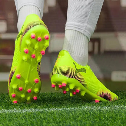 PUMA moški nogometni čevlji z žeblji MG 108376-03 iz sintetičnega usnja s teksturo za boljši nadzor
