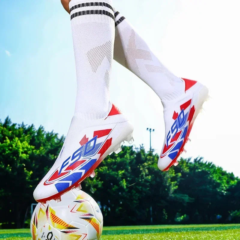 Nouvelles chaussures de football pour hommes, modèle tendance, de haute qualité, mi-hautes, légères, antidérapantes, crampons d'extérieur pour l'entraînement sur gazon.