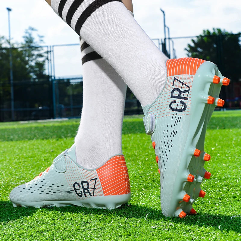 Nouvelles chaussures de football montantes à crampons longs pour adolescents et étudiants, adaptées aux garçons et aux filles, élégantes, durables et tendance