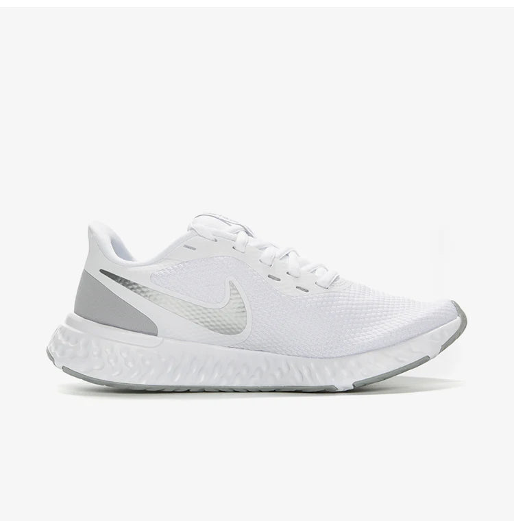 Nike uradni originalni ženski lahki tekaški copati REVOLUTION 5 s protizdrsno podlago BQ3207-100