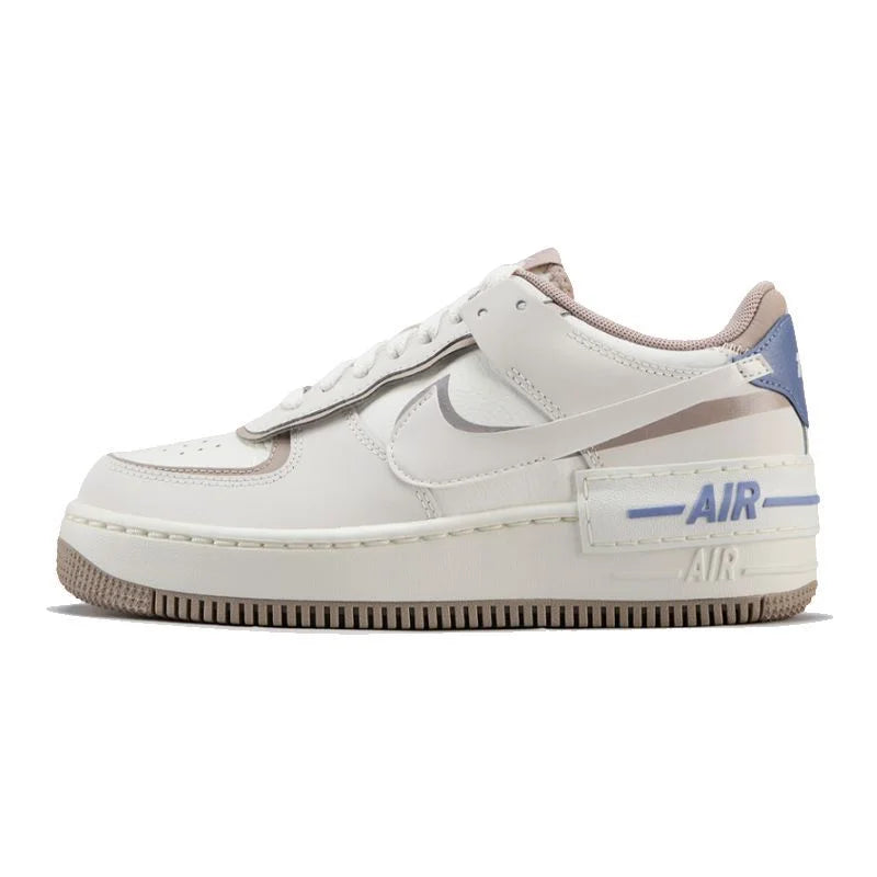 Nike Air Force 1 Shadow: comode, morbide, resistenti, dal design elegante. Sneakers basse versatili da donna, colore beige, codice IO7594-101