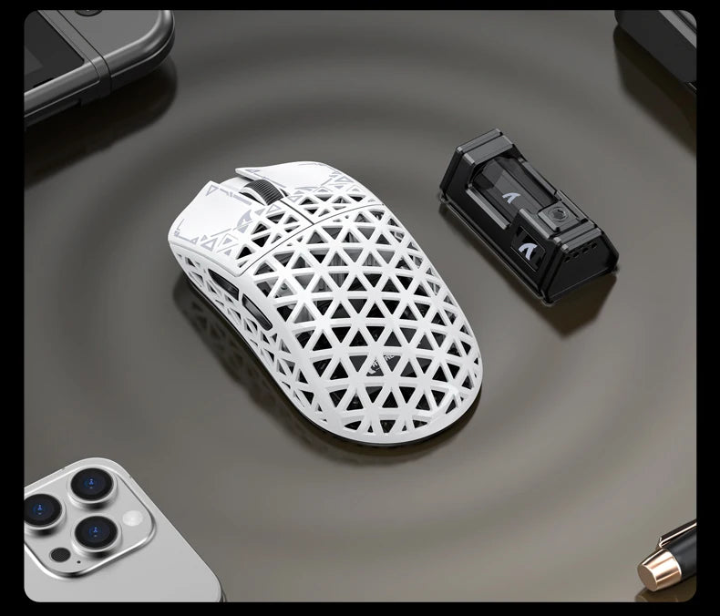 ATTACK SHARK R5 Ultra Carbon Fiber kabellose Gaming-Maus, PixArt PAW3950MAX Gaming-Sensor, 42000DPI, 8000Hz, MCU Nordic 52840