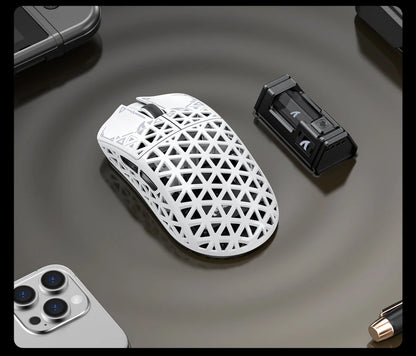 ATTACK SHARK R5 Ultra Carbon Fiber kabellose Gaming-Maus, PixArt PAW3950MAX Gaming-Sensor, 42000DPI, 8000Hz, MCU Nordic 52840