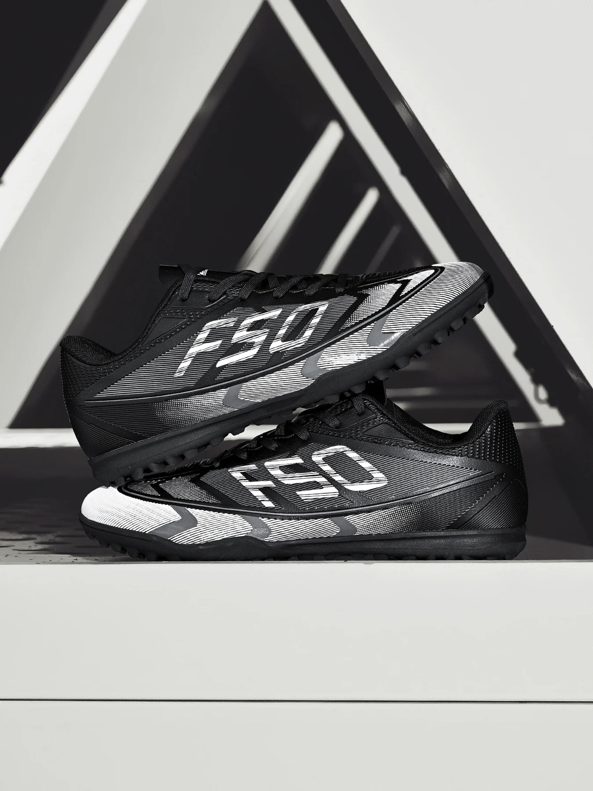 Chaussures de football pour hommes, modèle TF pour terrains synthétiques, tige en PU respirant, crampons en caoutchouc antidérapants, baskets de football pour adultes, idéales pour l’entraînement sur gazon synthétique