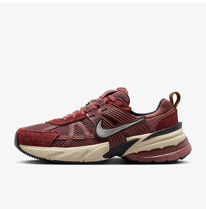 Nike Official Authentic W NIKE V2K RUN Retro-skor för kvinnor, slitstarka ”dad shoes” FN6703-201