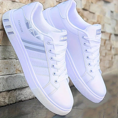 Une paire de baskets blanches, parfaites pour le skateboard, les sports décontractés et le quotidien. Léger avec une semelle souple, adapté pour