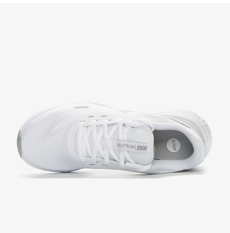 Nike uradni originalni ženski lahki tekaški copati REVOLUTION 5 s protizdrsno podlago BQ3207-100
