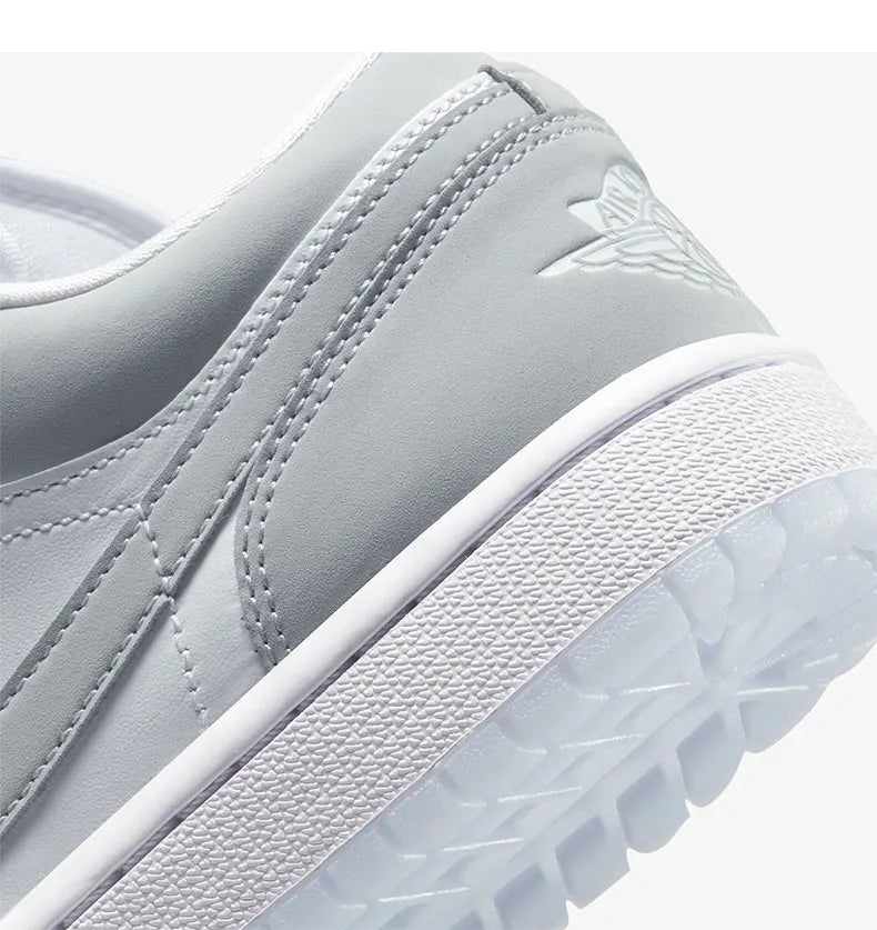 Nike, chaussures de basketball classiques pour hommes et femmes, modèle AIR JORDAN 1 AJ1, référence DC0774-105.