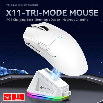 Attack Shark X11 tri-mode gamingmus med magnetisk laddningsdocka, PixArt PAW3311-sensor, 22K DPI, BT/2.4Ghz/trådbunden, för PC/MAC