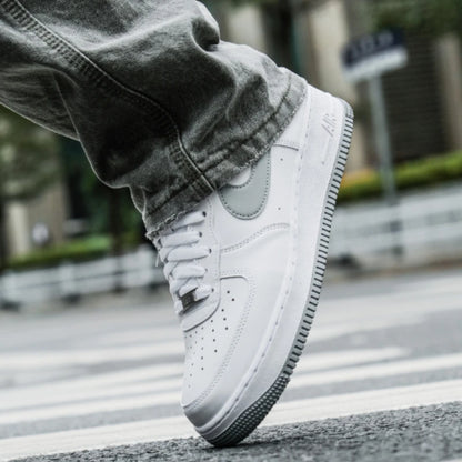 Nike Air Force 1 '07 Bianco Grigio Fumo Chiaro Scarpe da skate casual comode con ammortizzazione AF1 basse da uomo Streetwear FJ4146-100
