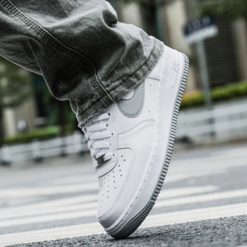 Nike Air Force 1 '07 Bianco Grigio Fumo Chiaro Scarpe da skate casual comode con ammortizzazione AF1 basse da uomo Streetwear FJ4146-100