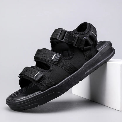 Une paire de sandales d'été simples et tendance, respirantes, résistantes à l'usure, légères, décontractées, prêtes pour la plage, chaussures de conduite polyvalentes pour hommes