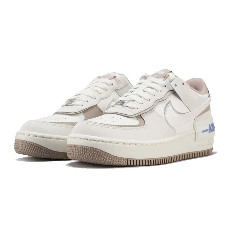 Nike Air Force 1 Shadow: comode, morbide, resistenti, dal design elegante. Sneakers basse versatili da donna, colore beige, codice IO7594-101