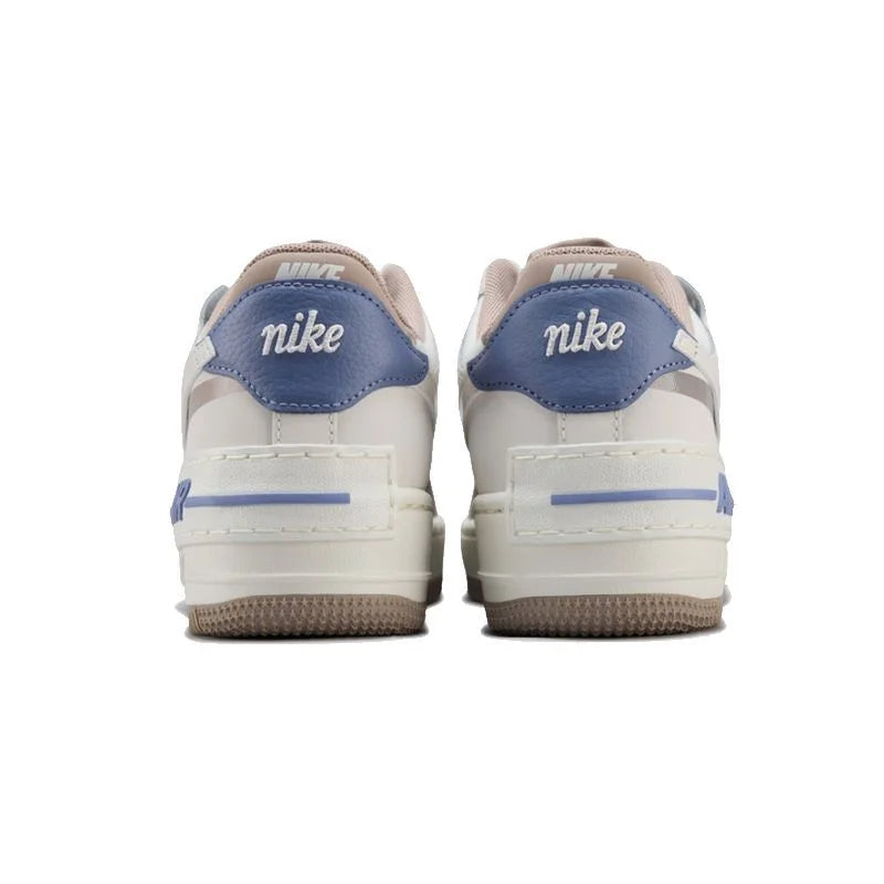 Nike Air Force 1 Shadow: comode, morbide, resistenti, dal design elegante. Sneakers basse versatili da donna, colore beige, codice IO7594-101
