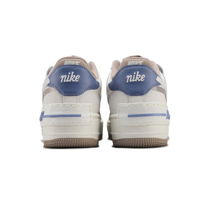 Nike Air Force 1 Shadow: comode, morbide, resistenti, dal design elegante. Sneakers basse versatili da donna, colore beige, codice IO7594-101