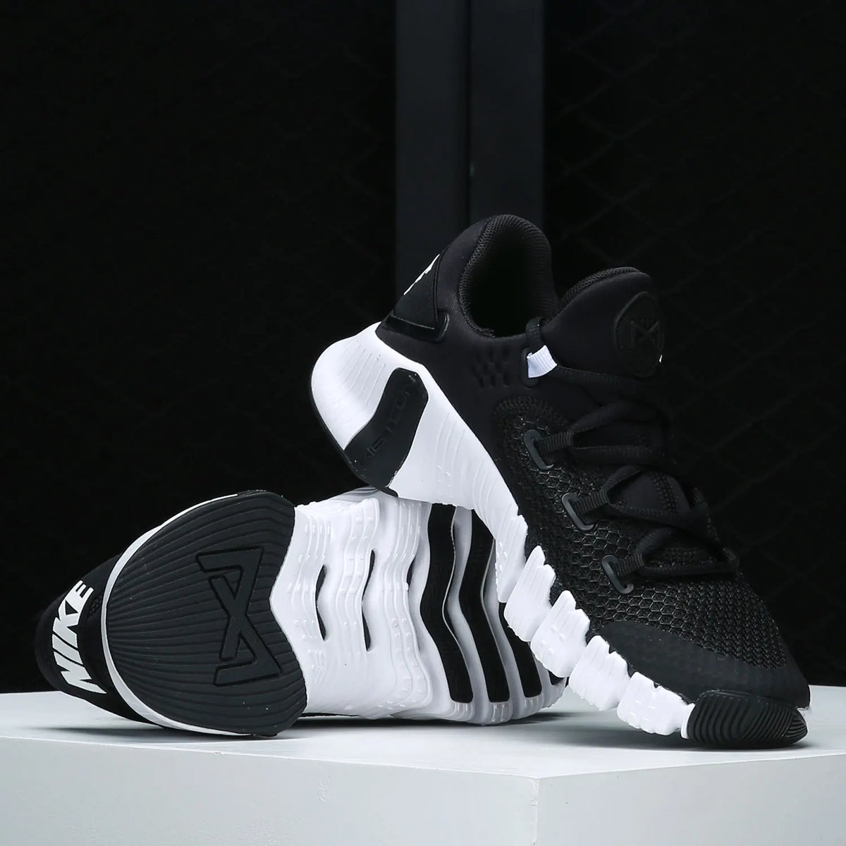 Nike Original Damen Free Metcon 4 Barfuß-Trainingsschuhe, atmungsaktiv und gepolstert, CZ0596-010