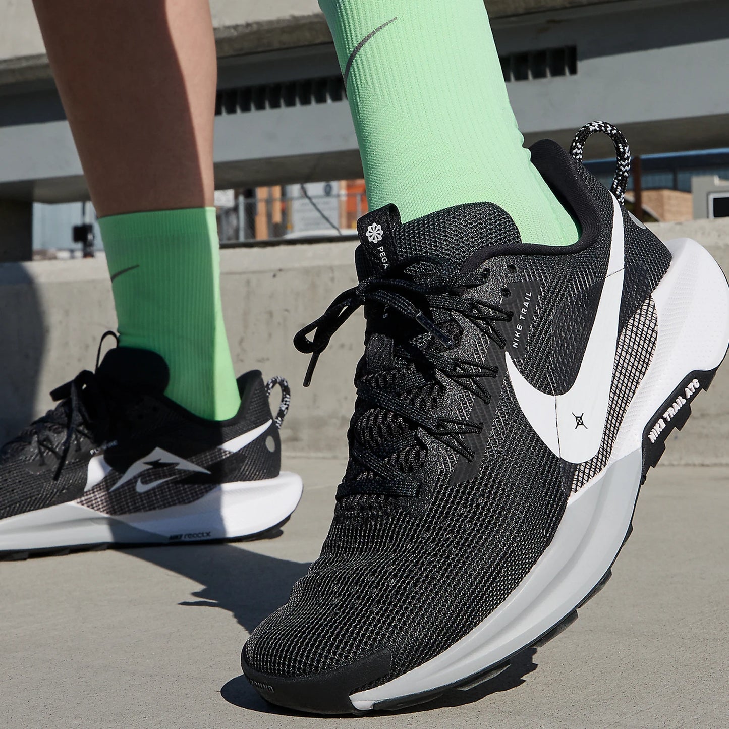 Offizielle Nike Pegasus Trail 5 Offroad-Schnürlaufschuhe für Damen DV3865-001