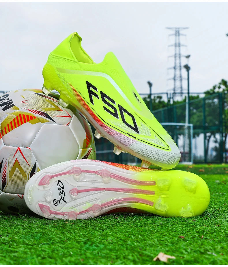 Nuove scarpe da calcio da uomo per futsal e outdoor, sneakers da partita su erba antiscivolo, scarpe da calcio di alta qualità con tacchetti, modello alto leggero best-seller