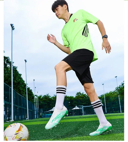 Nouvelles chaussures de football pour hommes, crampons de haute qualité, bottes de football pour terrain en herbe, idéales pour les matchs en extérieur, baskets légères mi-hautes, très vendues, antidérapantes, pour l'e