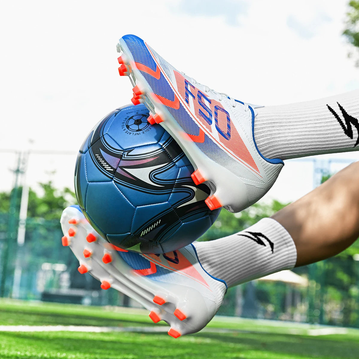 Chaussures de football pour hommes, crampons AG FG, semelle en caoutchouc durable, tige en PU léger, chaussures de football pour adultes, idéales pour les matchs sur gazon et les entraînements.