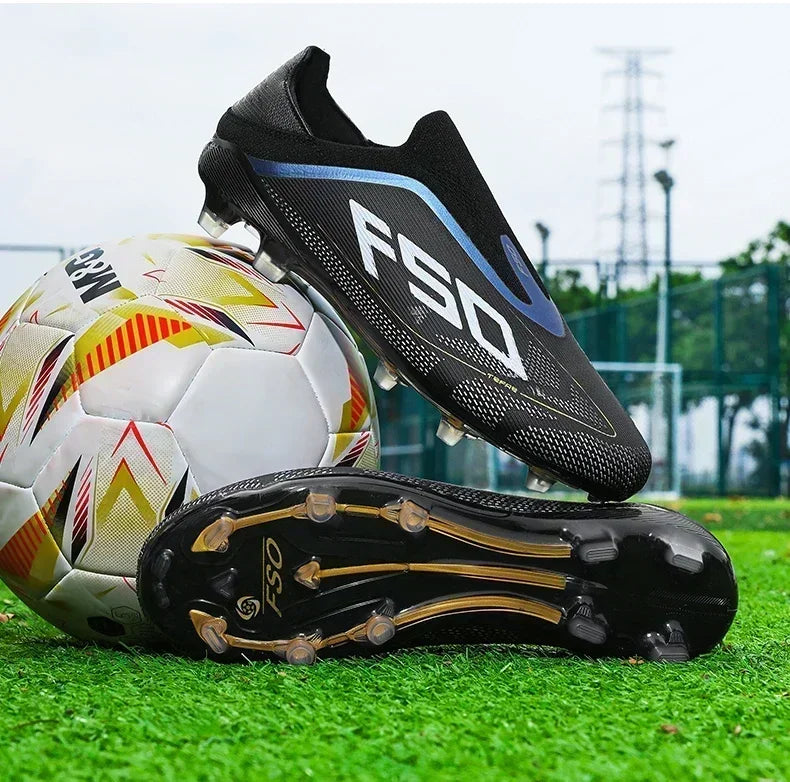 Nouvelles chaussures de football pour hommes, modèle tendance, de haute qualité, mi-hautes, légères, antidérapantes, crampons d'extérieur pour l'entraînement sur gazon.