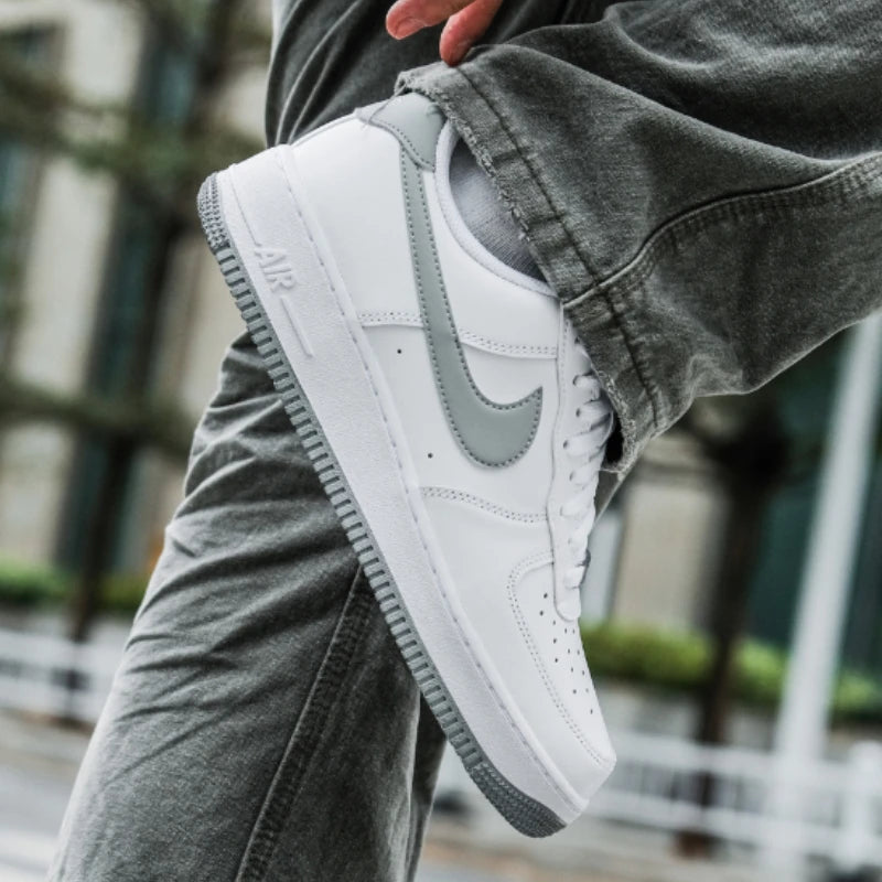 Nike Air Force 1 '07 Bianco Grigio Fumo Chiaro Scarpe da skate casual comode con ammortizzazione AF1 basse da uomo Streetwear FJ4146-100