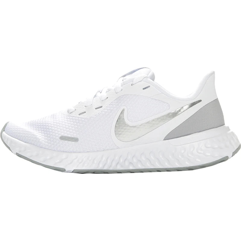 Nike uradni originalni ženski lahki tekaški copati REVOLUTION 5 s protizdrsno podlago BQ3207-100