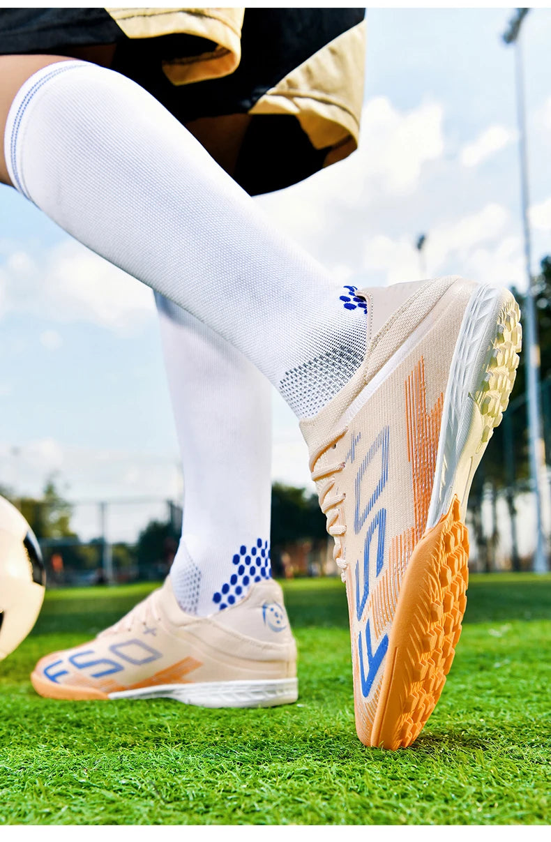 Nuove scarpe da calcio da uomo di alta qualità, tacchetti, scarpe da football, sneakers bestseller indoor per futsal, antiscivolo, da partita su erba, alte, outdoor