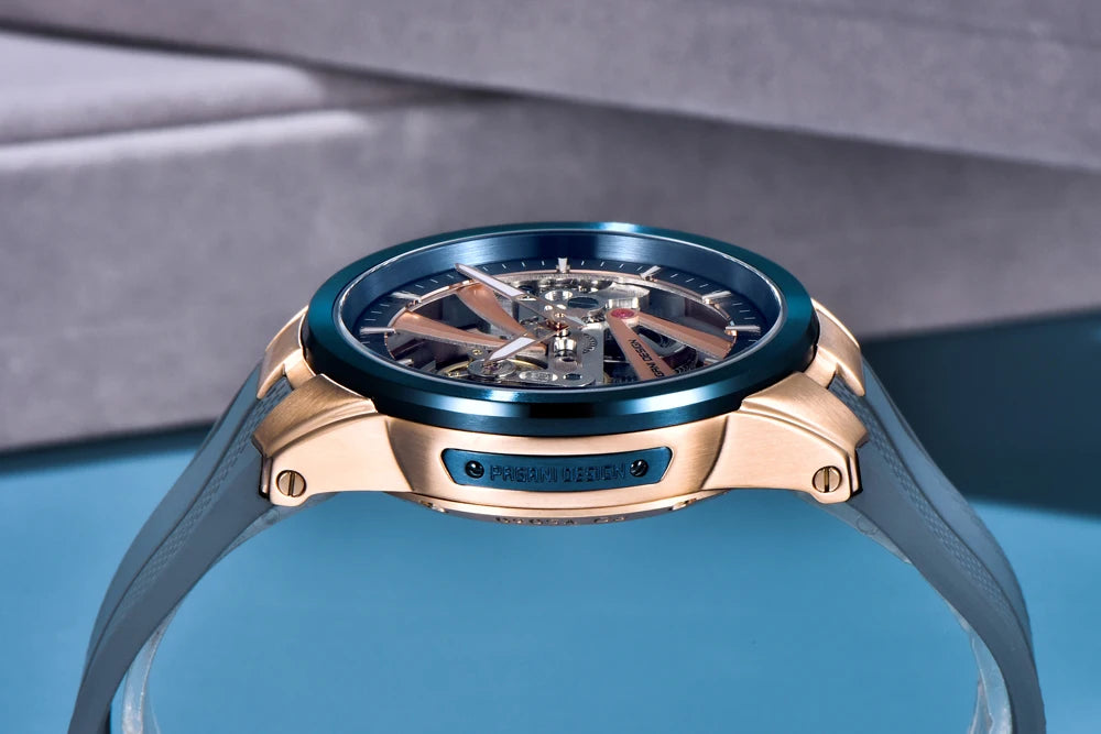 Ceas pentru bărbați PAGANI DESIGN – Model mecanic automat de lux, de tip „schelet” (cu mecanism expus), dotat cu un tourbillon, sticlă de safir cu tratament antireflex, rezistent la apă și luminescent.