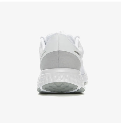 Nike uradni originalni ženski lahki tekaški copati REVOLUTION 5 s protizdrsno podlago BQ3207-100