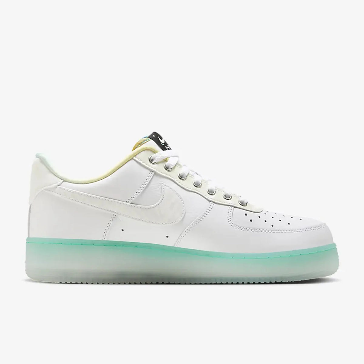 Nike uradni originalni moški športni čevlji Air Force 1 '07 PRM za prosti čas FJ7066-114