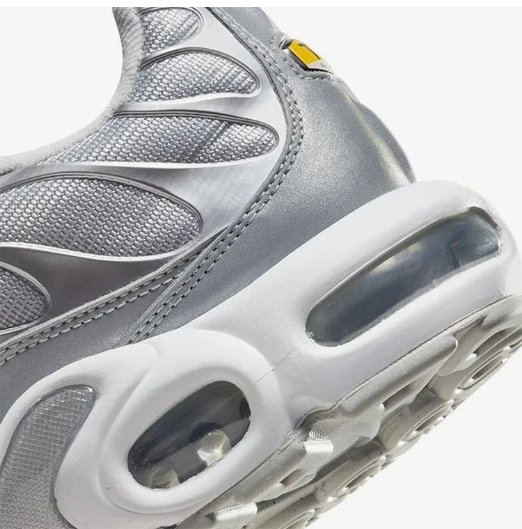 Uradni avtentični moški tekaški copati Nike AIR MAX PLUS z oblazinjenjem FJ1012-095