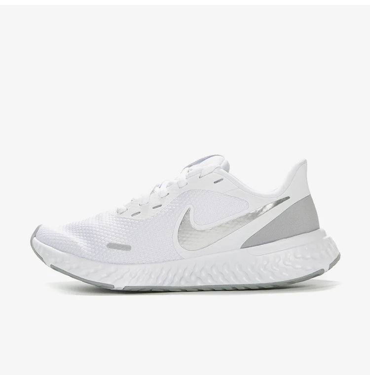 Nike uradni originalni ženski lahki tekaški copati REVOLUTION 5 s protizdrsno podlago BQ3207-100
