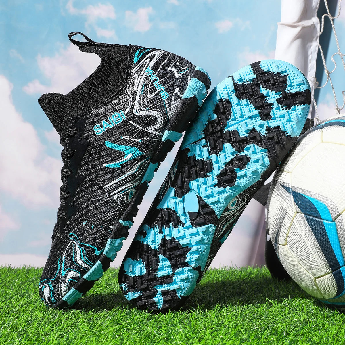 Chaussures de football, sneakers, chaussures de soccer, au-dessus de la cheville mais pas jusqu'au genou, semelle antidérapante à crampons.