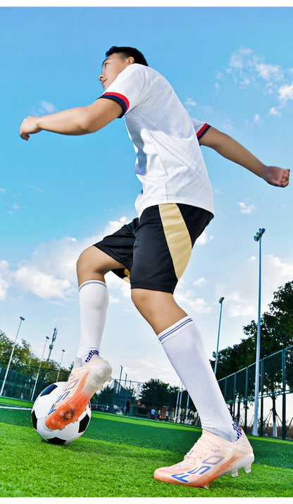 Nuove scarpe da calcio da uomo di alta qualità, tacchetti, scarpe da football, sneakers bestseller indoor per futsal, antiscivolo, da partita su erba, alte, outdoor