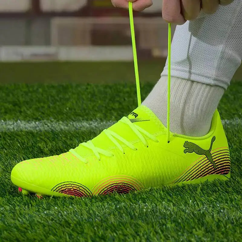 PUMA moški nogometni čevlji z žeblji MG 108376-03 iz sintetičnega usnja s teksturo za boljši nadzor