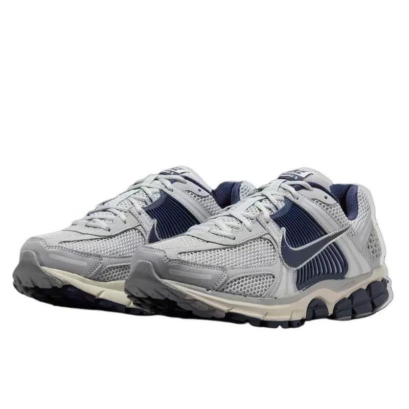 Nike Zoom Vomero 5 Sapatilhas rasas casuais confortáveis, respiráveis, para deslocações e corrida, modelo unissexo FB9149-003