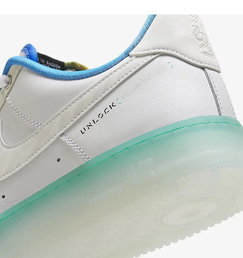 Nike uradni originalni moški športni čevlji Air Force 1 '07 PRM za prosti čas FJ7066-114