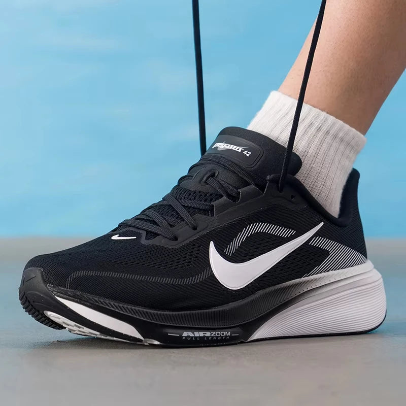 Chaussures de course pour hommes Nike IR1228-001, tige en maille respirante, semelle amortissante, légères, idéales pour la course sur route.