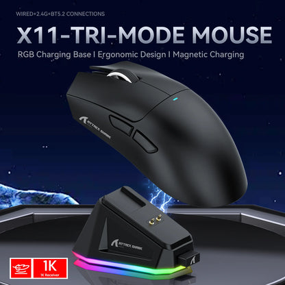 Attack Shark X11 tri-mode gamingmus med magnetisk laddningsdocka, PixArt PAW3311-sensor, 22K DPI, BT/2.4Ghz/trådbunden, för PC/MAC