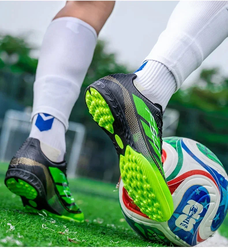 Nouvelles chaussures de football pour hommes, chaussures de soccer pour terrain en herbe, chaussures d'entraînement, chaussures de sport ultralégères, chaussures de match professionnelles, baskets antidérapantes unisexes.