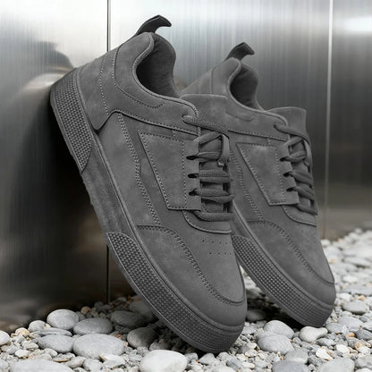 Casual sneakers i ruskind til mænd – stilfulde lave snøresko til hverdagsbrug og streetwear