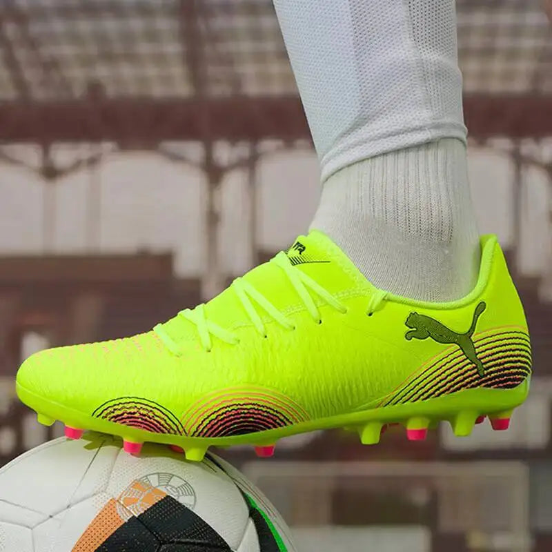 PUMA moški nogometni čevlji z žeblji MG 108376-03 iz sintetičnega usnja s teksturo za boljši nadzor