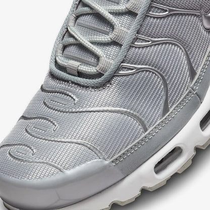 Uradni avtentični moški tekaški copati Nike AIR MAX PLUS z oblazinjenjem FJ1012-095