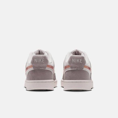 W NIKE COURT VISION LO LX IU7630-200, baskets basses pour femmes, chaussures décontractées en cuir gris et blanc avec semelle en caoutchouc bordeaux et logo Swoosh.