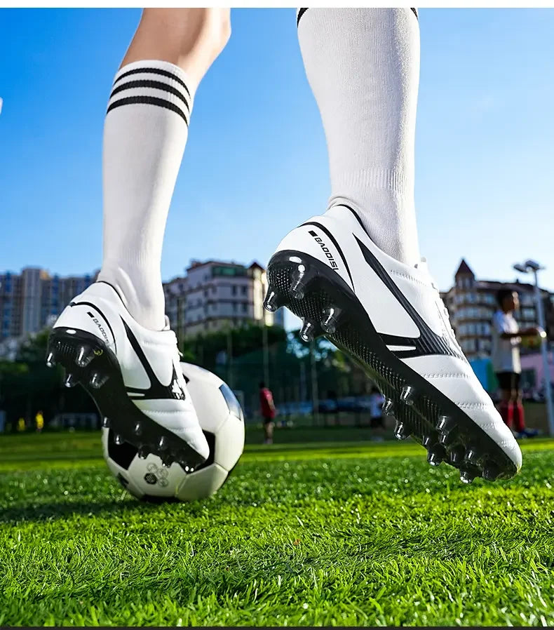 Scarpe da calcio con pulsanti principali e tacchetti lunghi spezzati - Scarpe da calcio per sport all'aperto