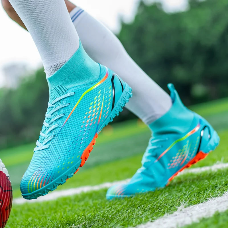 Chaussures de football à crampons multiples, semelle extérieure en caoutchouc à crampons courts et denses, semelle intermédiaire en EVA amortissante, tige synthétique douce et respirante, confort